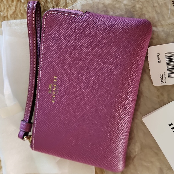 Gorgeous NWT Coach Lilac Berry Leather Corner Zip Wristlet 🩷💜 - Picture 12 of 13